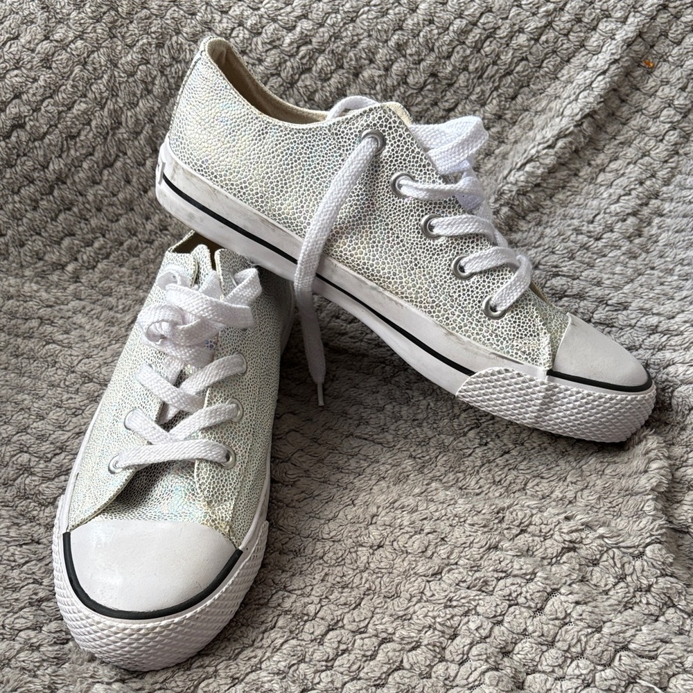 Airwalk legacee texture pearled Iridescent White Low-Top Lace-Up Sneakers